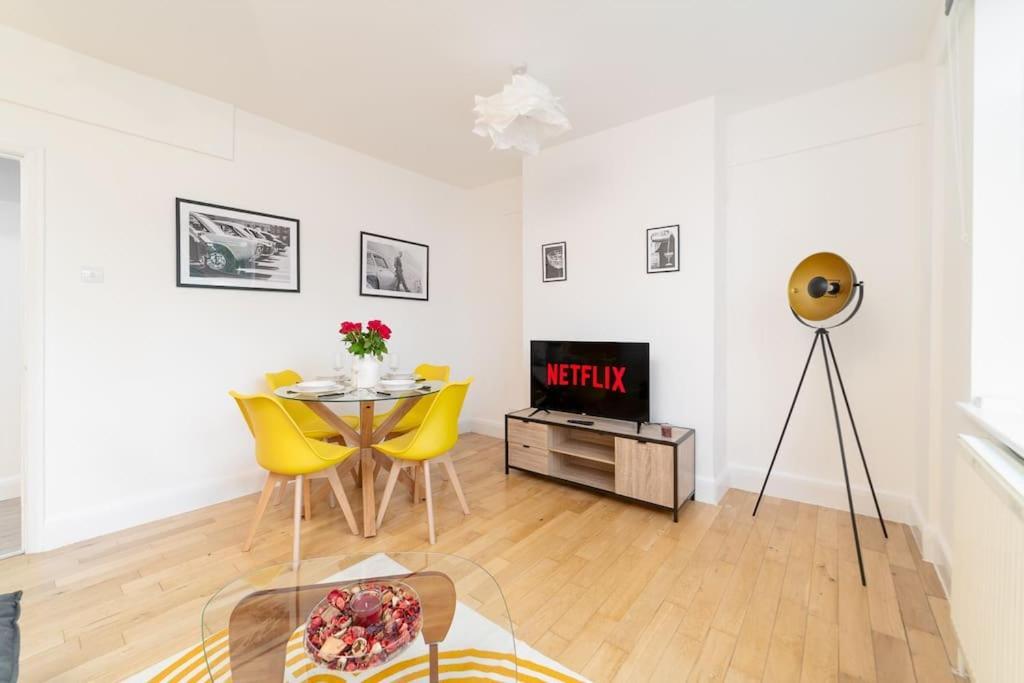Two Bedroom Apartment By Buonomo Stays Short Lets & Serviced Accommodation In Balham With Balcony Londra Esterno foto