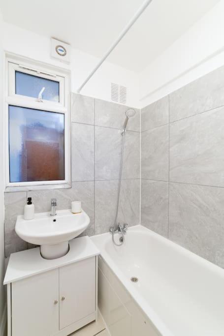 Two Bedroom Apartment By Buonomo Stays Short Lets & Serviced Accommodation In Balham With Balcony Londra Esterno foto