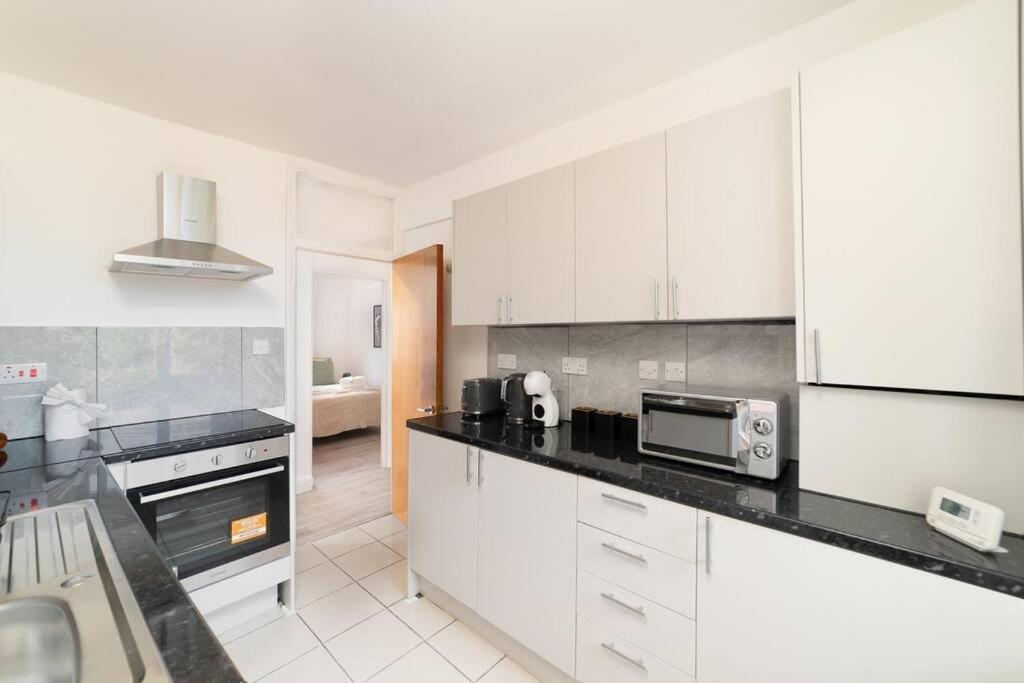 Two Bedroom Apartment By Buonomo Stays Short Lets & Serviced Accommodation In Balham With Balcony Londra Esterno foto