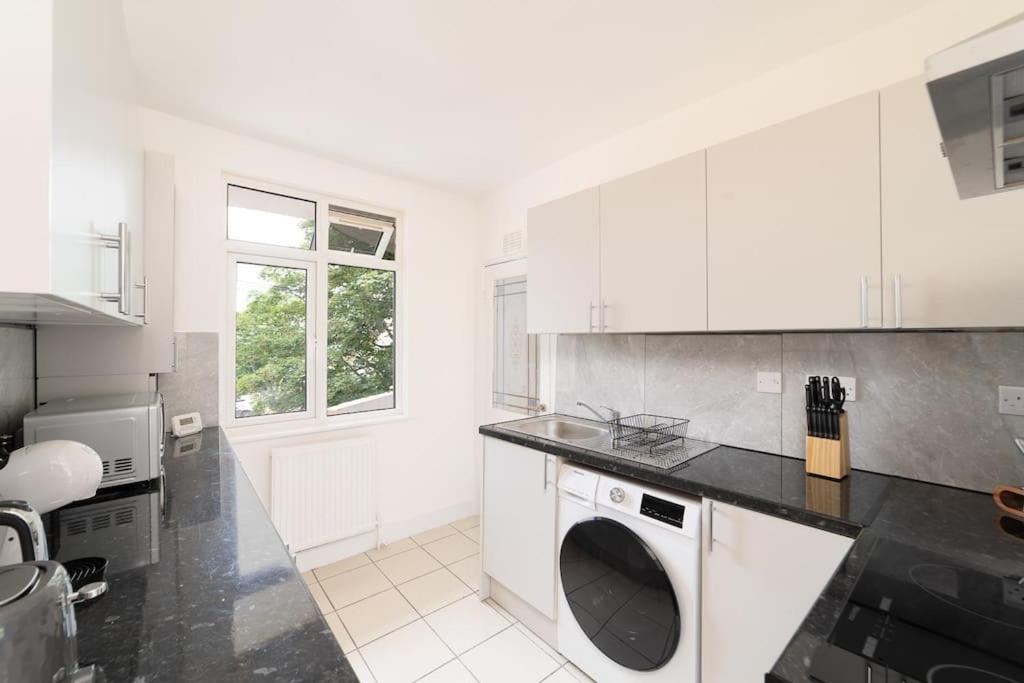 Two Bedroom Apartment By Buonomo Stays Short Lets & Serviced Accommodation In Balham With Balcony Londra Esterno foto